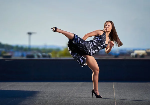 Beautiful Woman Fighter Kickbox Moves Elegant Dress — Stock Photo, Image