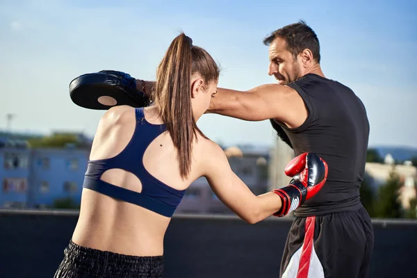 Joven Boxeadora Con Entrenador Golpeando Guantes Aire Libre Techo Entorno — Foto de Stock