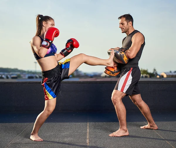 Mujer Joven Kickbox Entrenamiento Combate Con Entrenador Techo Sobre Ciudad — Foto de Stock