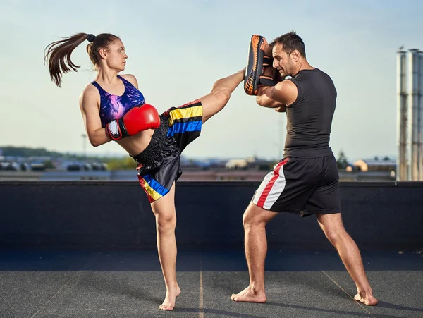 Jonge Vrouw Kickbox Fighter Training Met Haar Coach Het Dak — Stockfoto