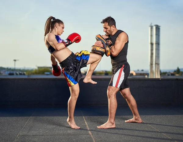 Giovane Donna Kickbox Combattente Formazione Con Suo Allenatore Sul Tetto — Foto Stock