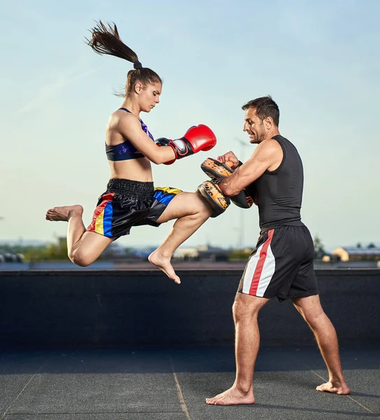 Mujer Joven Kickbox Entrenamiento Combate Con Entrenador Techo Sobre Ciudad — Foto de Stock