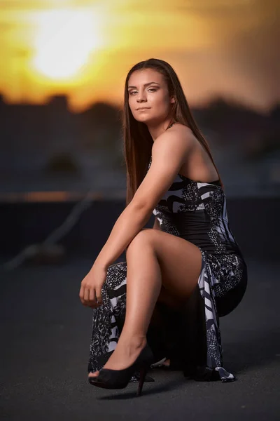 日没時の街の上の若い美しい女性 — ストック写真
