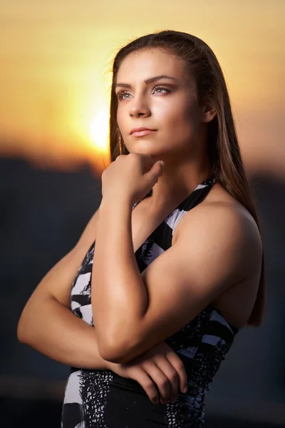 Jovem Bela Mulher Cima Cidade Pôr Sol — Fotografia de Stock