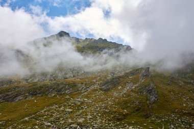 Yaz sonunda dağ zirveleri pitoresk manzara