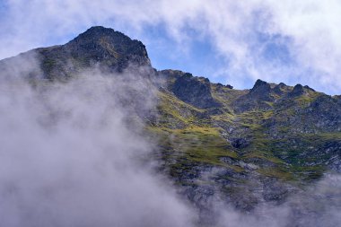 Yaz sonunda dağ zirveleri pitoresk manzara