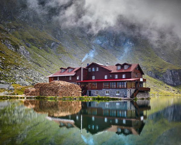 湖の向け山の中で非常に高い素朴なキャビン — ストック写真