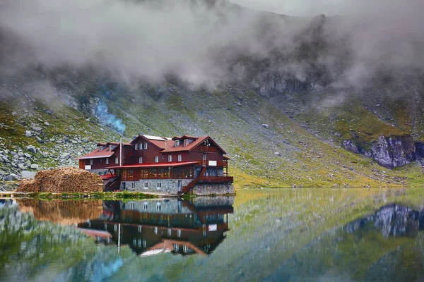 Cabane Rustique Très Haut Dans Les Montagnes Bord Lac — Photo