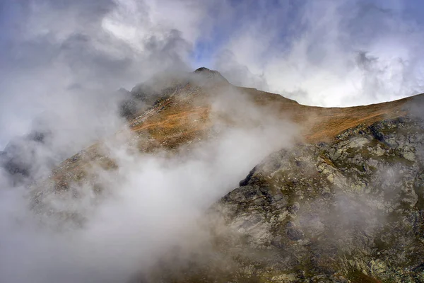 夏末山峰的风景如画的风景 — 图库照片