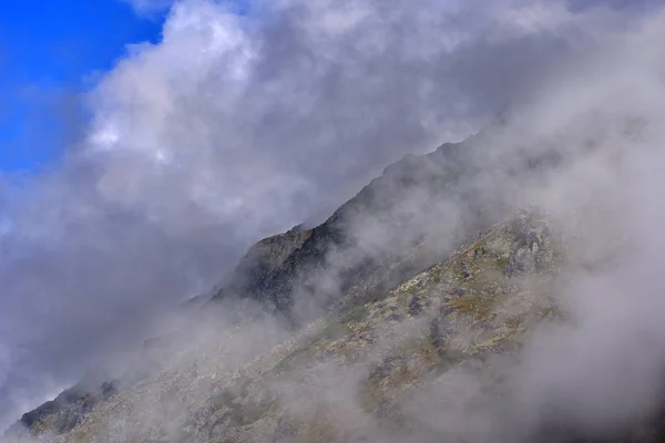 Paisagem Pitoresca Picos Montanha Final Verão — Fotografia de Stock