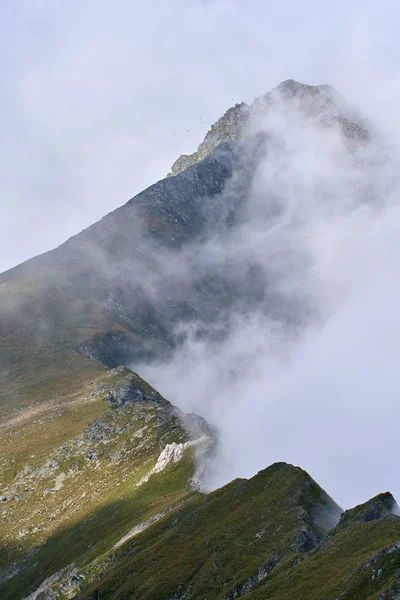 Paisagem Pitoresca Picos Montanha Final Verão — Fotografia de Stock