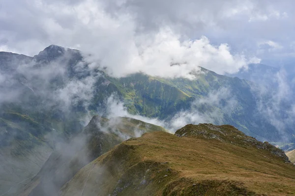 夏の終わりの山頂の美しい風景 — ストック写真