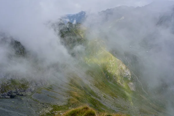 Paisagem Pitoresca Picos Montanha Final Verão — Fotografia de Stock