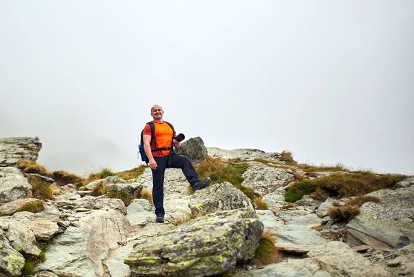 Homem Com Câmera Mochila Caminhadas Uma Trilha Montanha — Fotografia de Stock