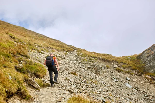 Homem Com Câmera Mochila Caminhadas Uma Trilha Montanha — Fotografia de Stock