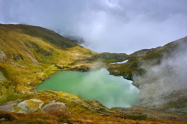 Paisagem Com Lago Glacial Névoa Entre Montanhas — Fotografia de Stock