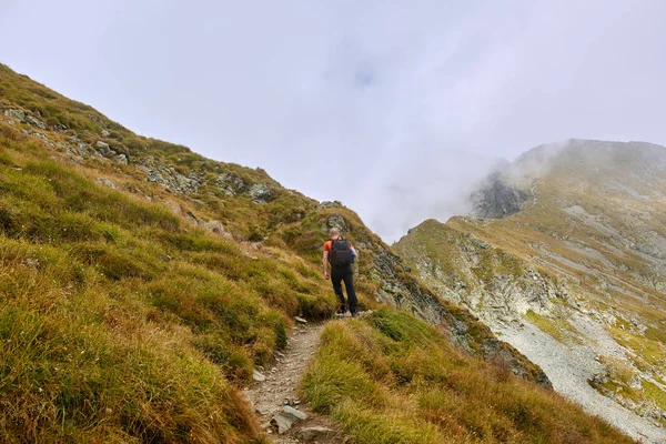 Mann Mit Kamera Und Rucksack Auf Bergpfad Unterwegs — Stockfoto
