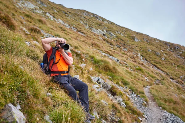 Man Met Camera Rugzak Wandelen Een Bergpad — Stockfoto