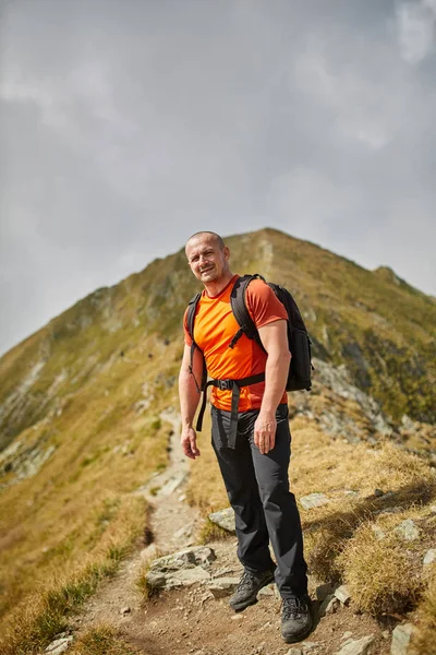 Uomo Con Macchina Fotografica Zaino Escursionismo Sentiero Montagna — Foto Stock