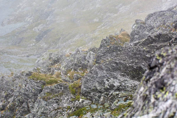 Enorme Rotsformaties Een Wandelpad Bergen — Stockfoto