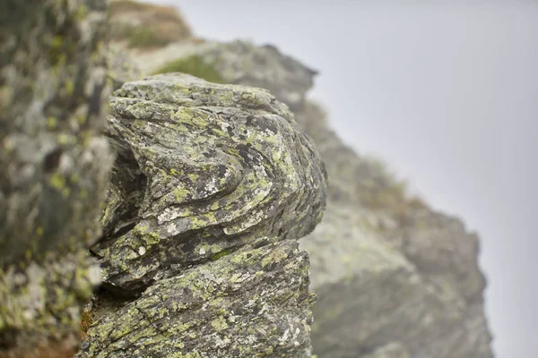 Τεράστιοι Σχηματισμοί Βράχων Ένα Μονοπάτι Πεζοπορίας Στα Βουνά — Φωτογραφία Αρχείου