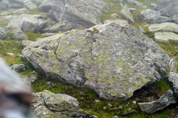 山の中のハイキングコース上の巨大な岩の形成 — ストック写真