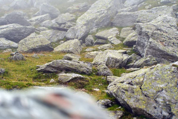 Enorme Rotsformaties Een Wandelpad Bergen — Stockfoto