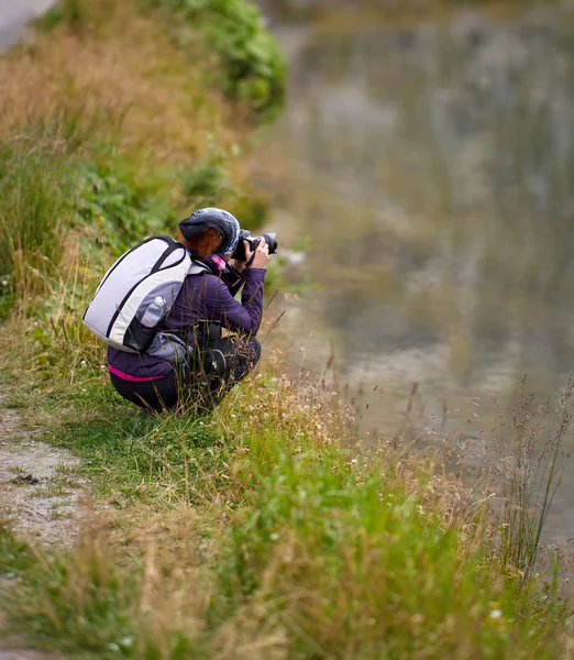 Backpacker Lady Camera Hiking Mountain Trail — Stock Photo, Image