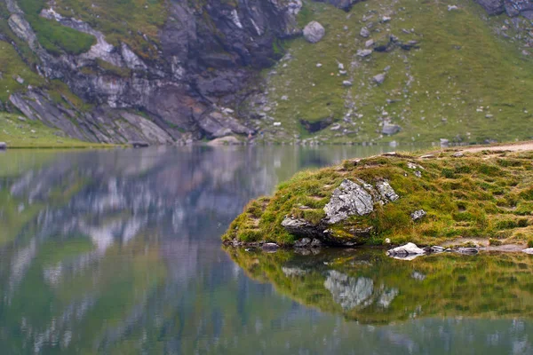 Paisagem Com Lago Glacial Névoa Entre Montanhas — Fotografia de Stock
