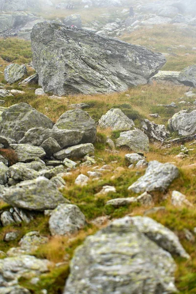 ハイキングコースに沿って山の顔に大きな岩 — ストック写真