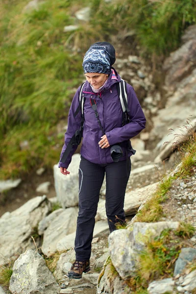 Backpacker Lady Camera Hiking Mountain Trail — Stock Photo, Image