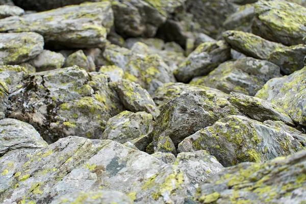 Enorme Rotsformaties Een Wandelpad Bergen — Stockfoto