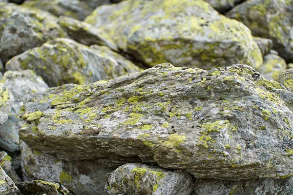 Τεράστιοι Σχηματισμοί Βράχων Ένα Μονοπάτι Πεζοπορίας Στα Βουνά — Φωτογραφία Αρχείου