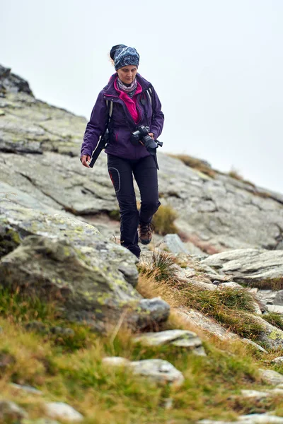 Backpacker Dame Mit Kamera Wandert Auf Bergpfad — Stockfoto