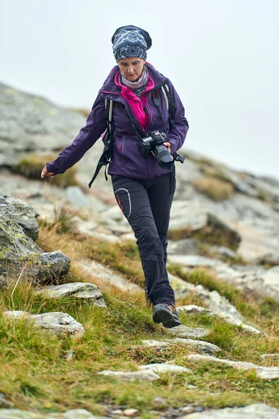 Backpacker Lady Camera Hiking Mountain Trail — Stock Photo, Image