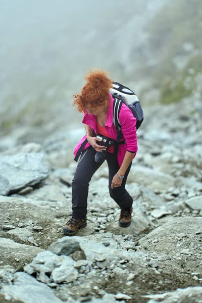 Backpacker Lady Camera Hiking Mountain Trail — Stock Photo, Image