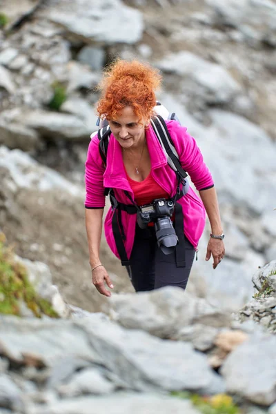 Senhora Mochileiro Com Câmera Caminhadas Uma Trilha Montanha — Fotografia de Stock