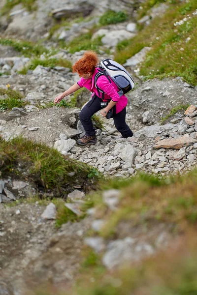 Backpacker Dame Mit Kamera Wandert Auf Bergpfad — Stockfoto