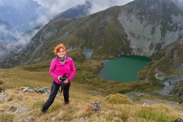 Senhora Mochileiro Com Câmera Caminhadas Uma Trilha Montanha — Fotografia de Stock