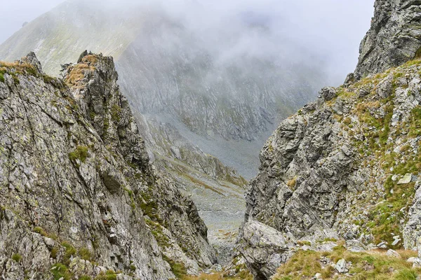Enormes Formações Rochosas Uma Trilha Caminhada Nas Montanhas — Fotografia de Stock