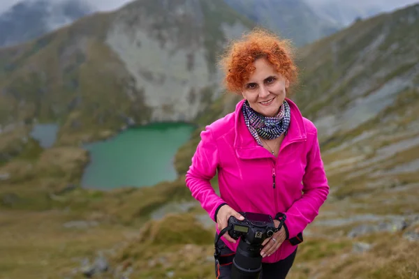 Senhora Mochileiro Com Câmera Caminhadas Uma Trilha Montanha — Fotografia de Stock