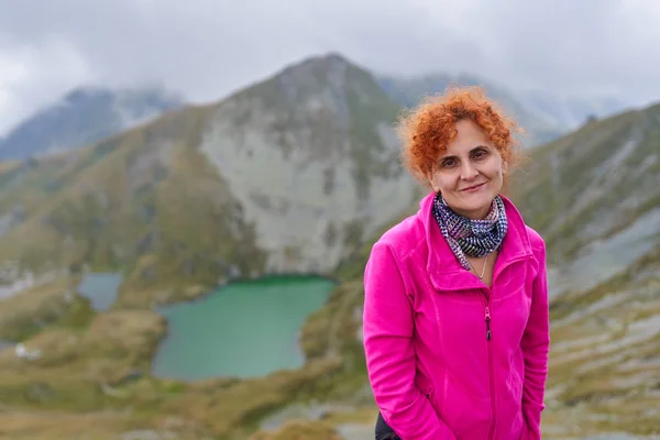 Backpacker Lady Camera Hiking Mountain Trail — Stock Photo, Image