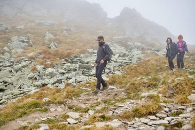 Sırt çantaları bir dağ yolu üzerinde yürüyüş ile insanların bir grup