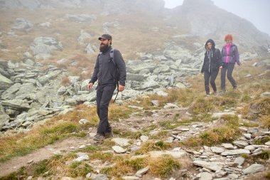 Sırt çantaları bir dağ yolu üzerinde yürüyüş ile insanların bir grup