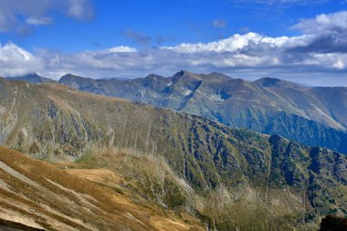 Zirveleri ve yürüyüş parkurları ile yüksek dağlardan sahne