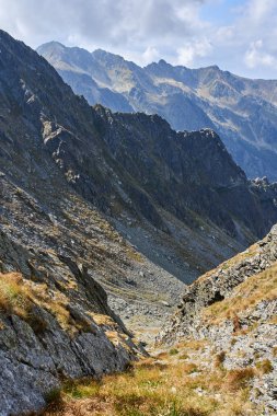 Zirveleri ve yürüyüş parkurları ile yüksek dağlardan sahne