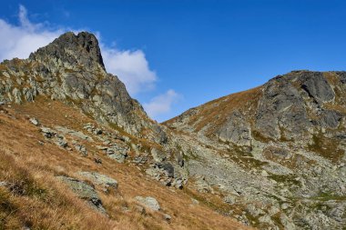 Zirveleri ve yürüyüş parkurları ile yüksek dağlardan sahne