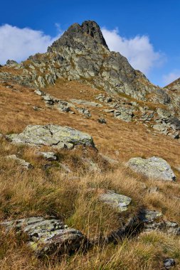 Zirveleri ve yürüyüş parkurları ile yüksek dağlardan sahne