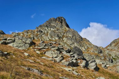 Zirveleri ve yürüyüş parkurları ile yüksek dağlardan sahne