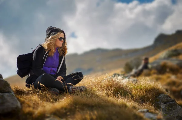 Femme Avec Sac Dos Randonnée Sur Sentier Montagne — Photo